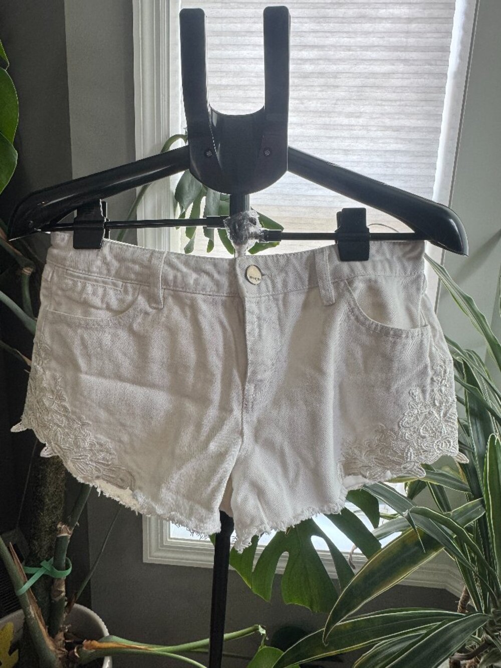 🌸 Romantic White Crochet Lace Trim Denim Cutoffs 🌸 size 28 waist